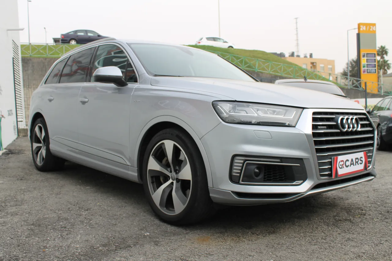Audi Q7 E-Tron Plug-in Híbrido GR Cars Stand Automóvel