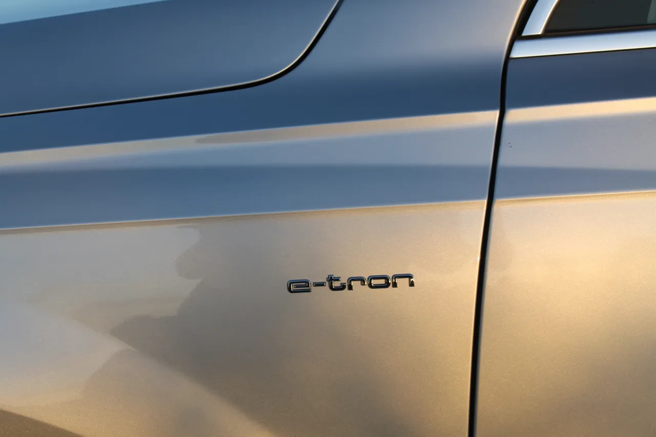 Audi Q7 E-Tron Plug-in Híbrido GR Cars Stand Automóvel
