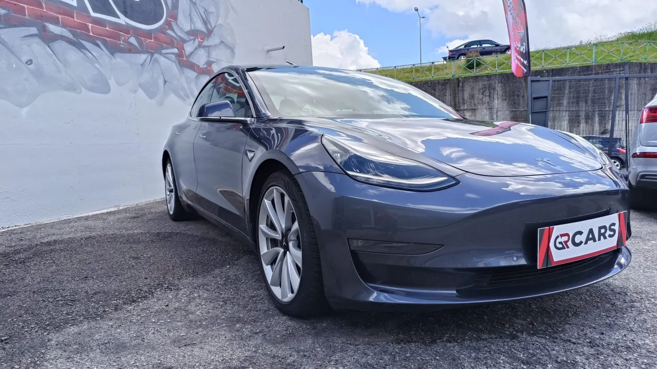 Tesla Model 3 Long Range GR Cars Stand Automóvel