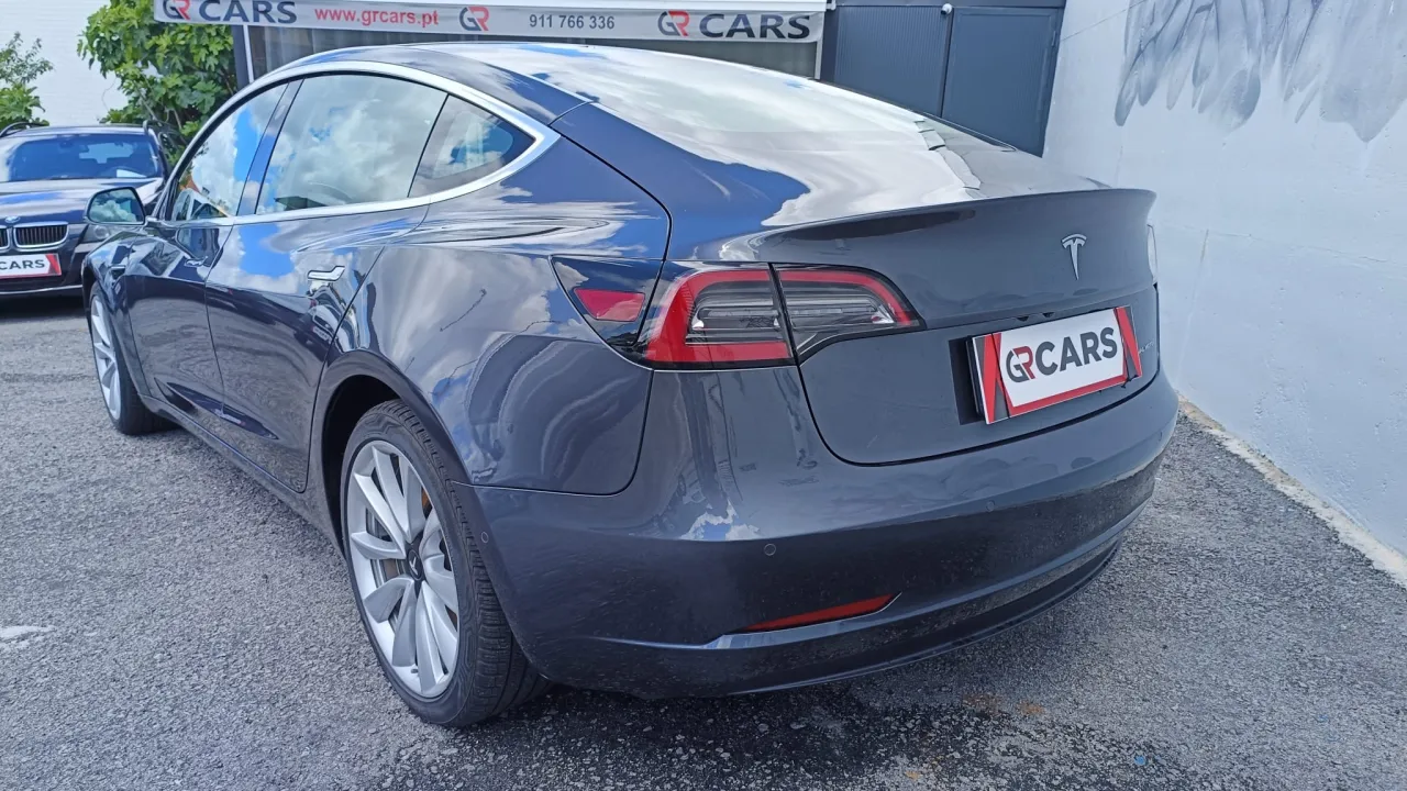 Tesla Model 3 Long Range GR Cars Stand Automóvel