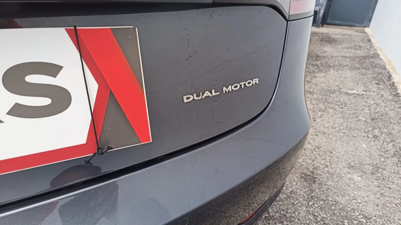 Tesla Model 3 Long Range GR Cars Stand Automóvel