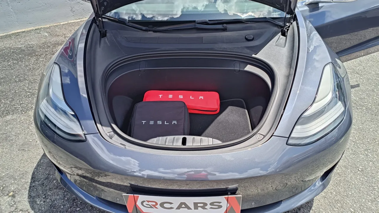 Tesla Model 3 Long Range GR Cars Stand Automóvel