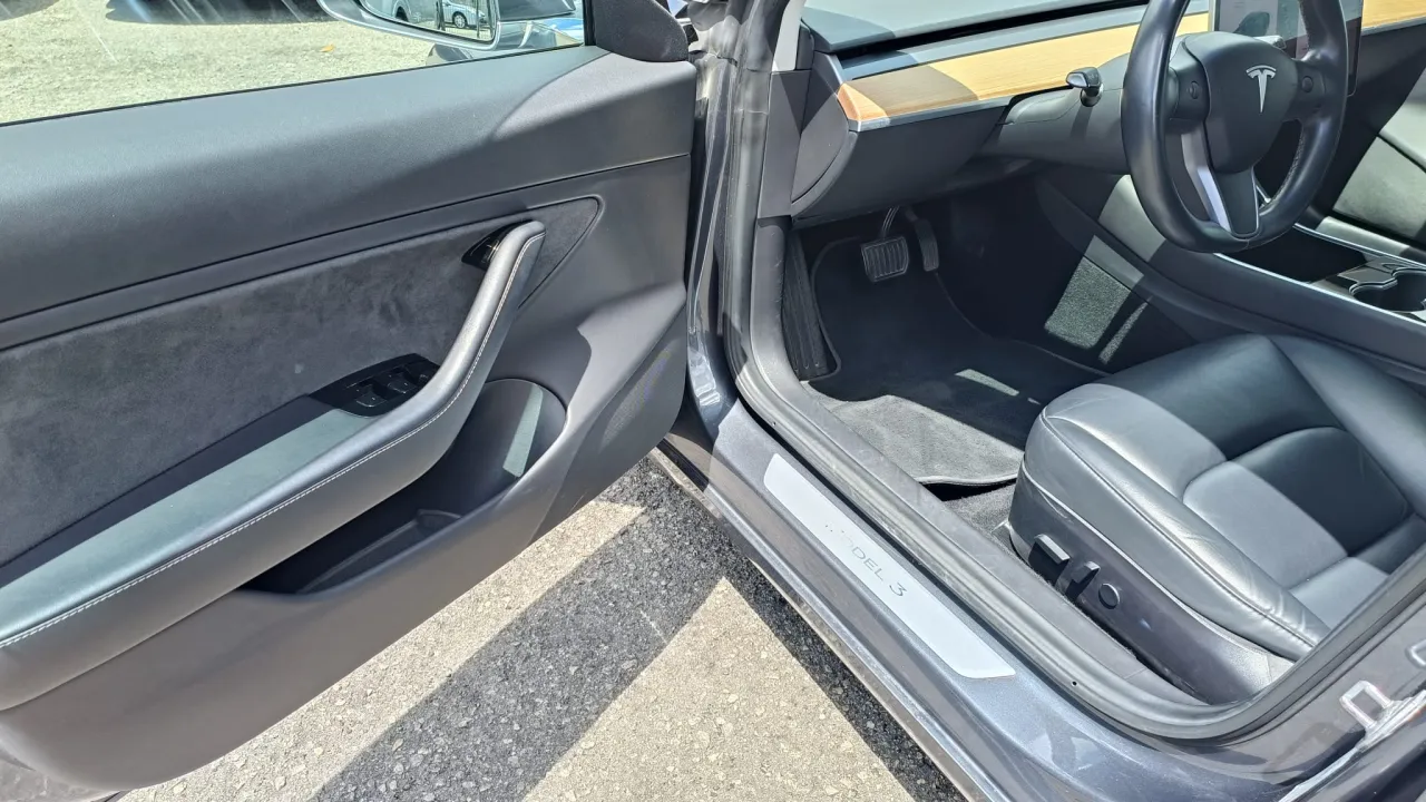 Tesla Model 3 Long Range GR Cars Stand Automóvel