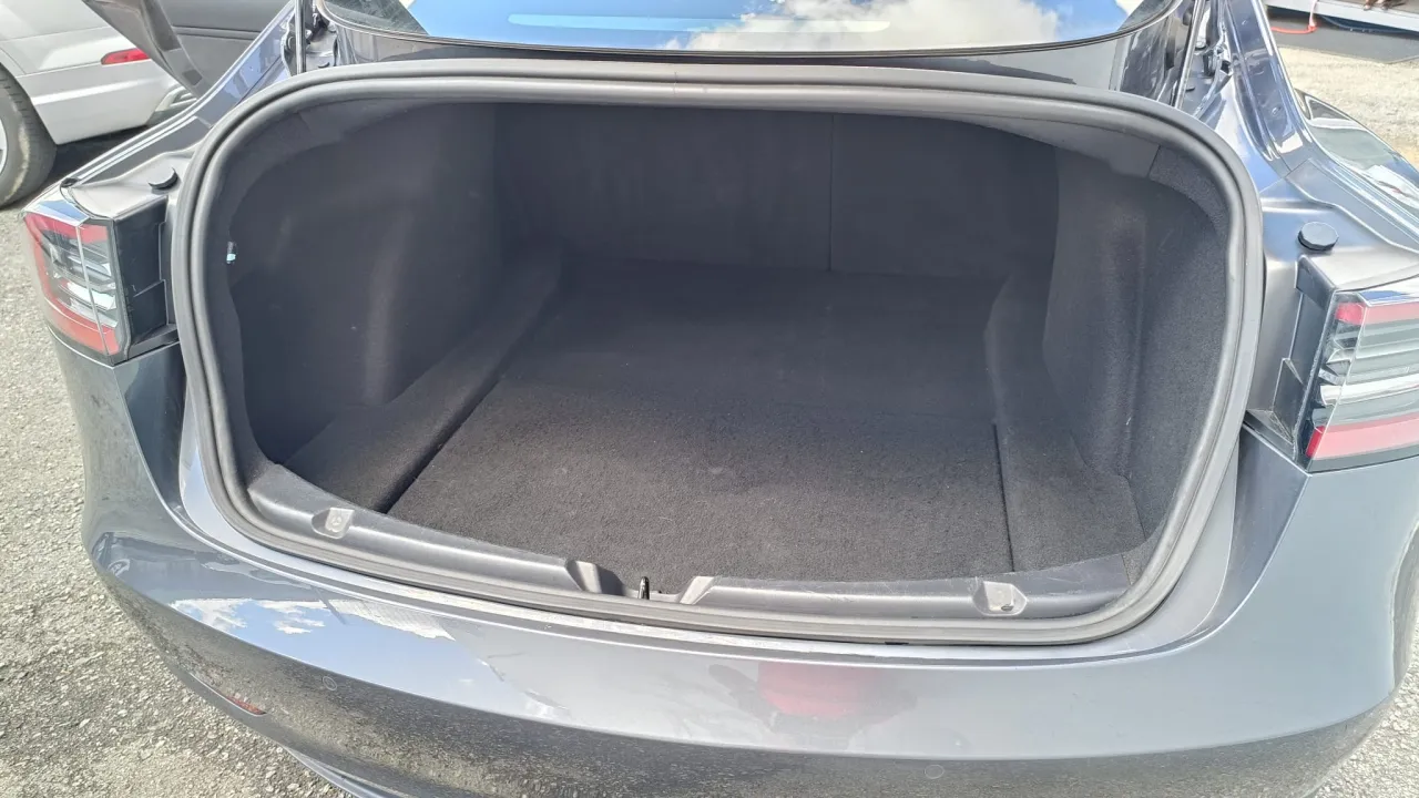 Tesla Model 3 Long Range GR Cars Stand Automóvel