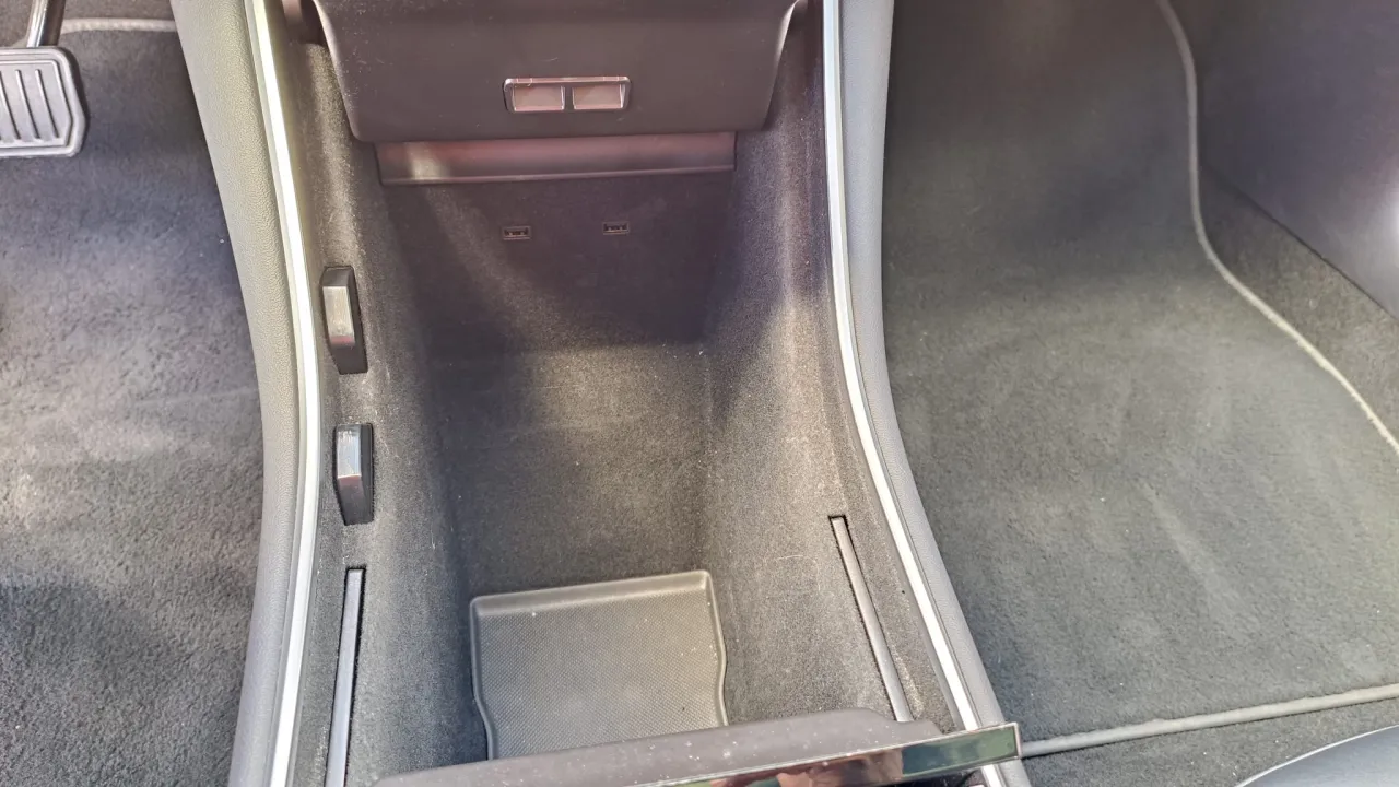 Tesla Model 3 Long Range GR Cars Stand Automóvel