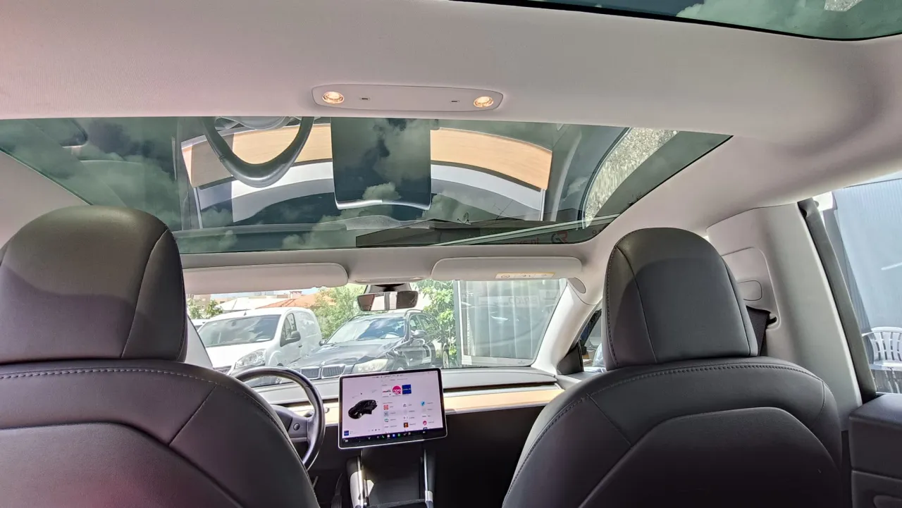 Tesla Model 3 Long Range GR Cars Stand Automóvel
