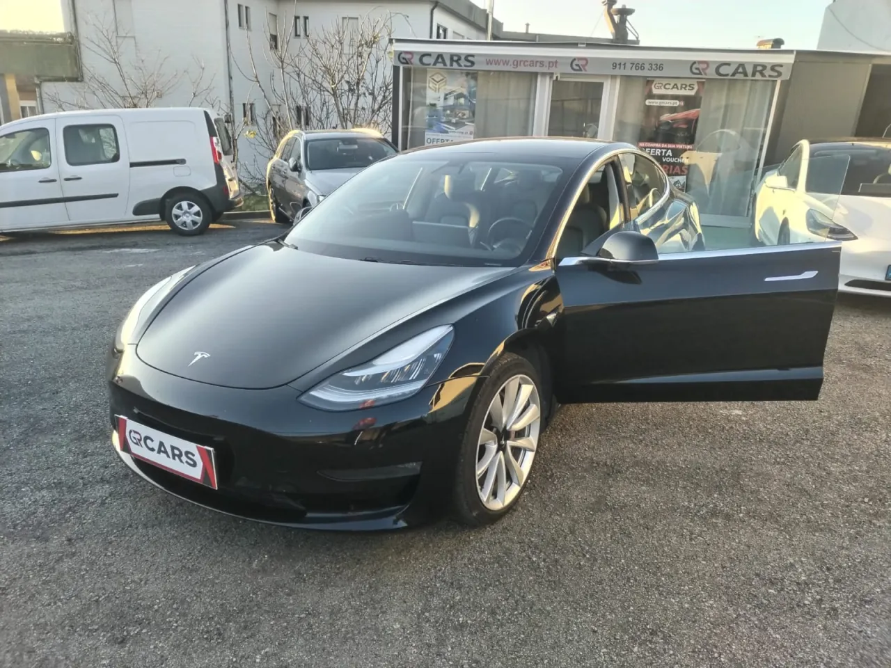 Tesla Model 3 Long Range GR Cars Stand Automóvel