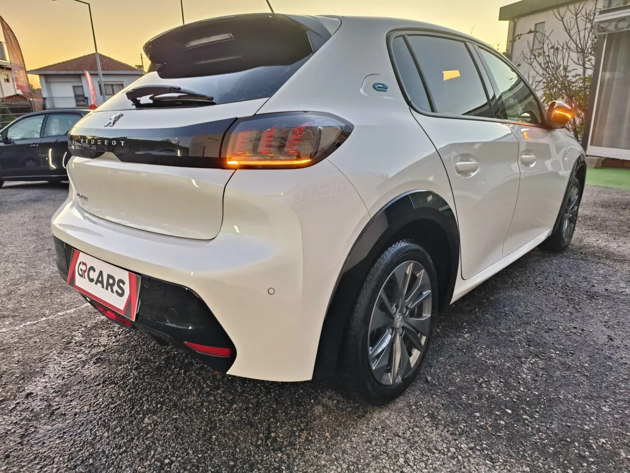 Peugeot E-208 GR Cars Stand Automóvel