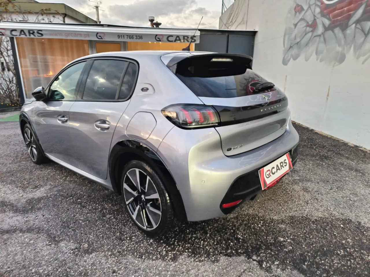 Peugeot e-208 GR Cars Stand Automóvel