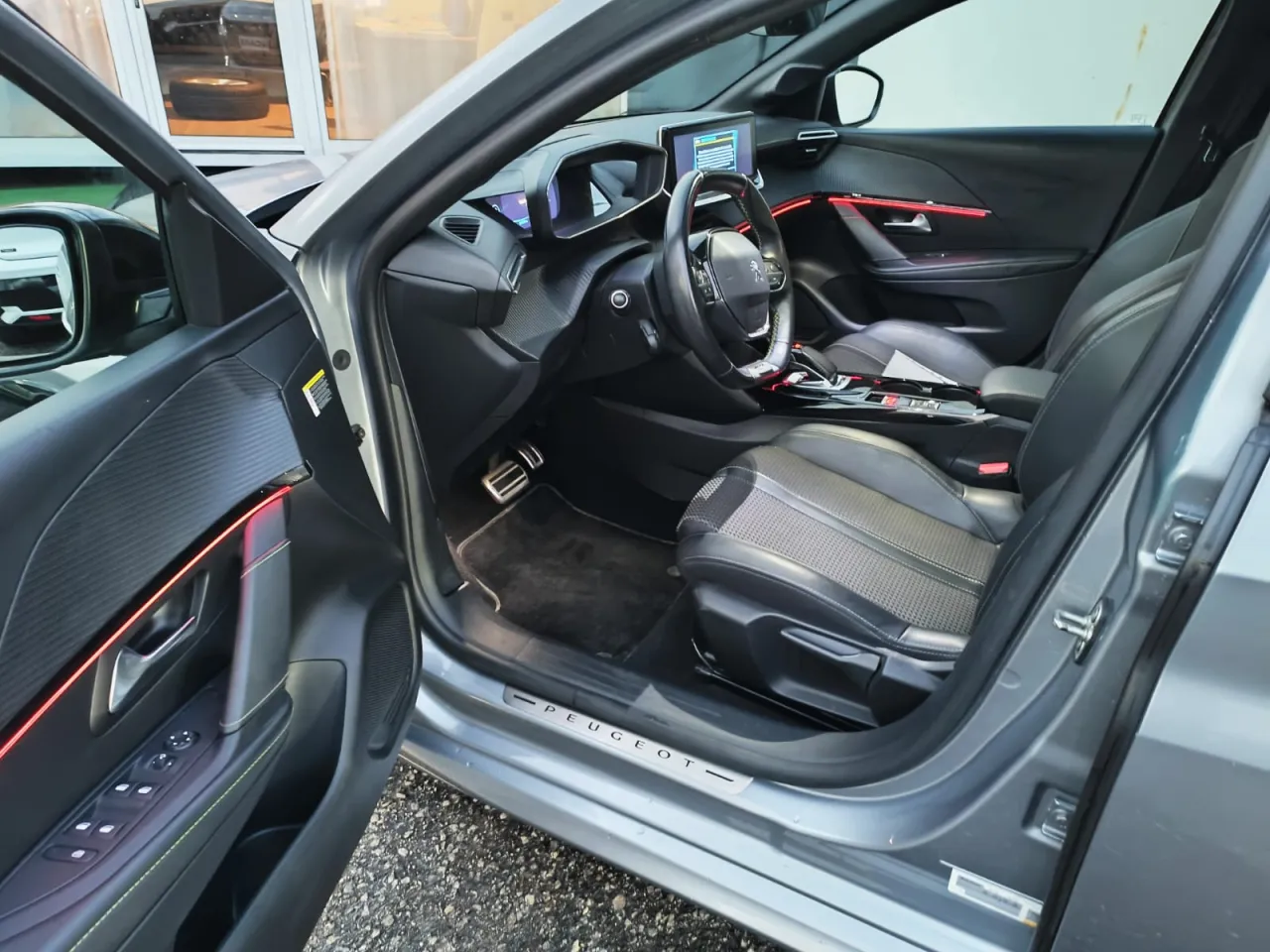 Peugeot e-208 GR Cars Stand Automóvel