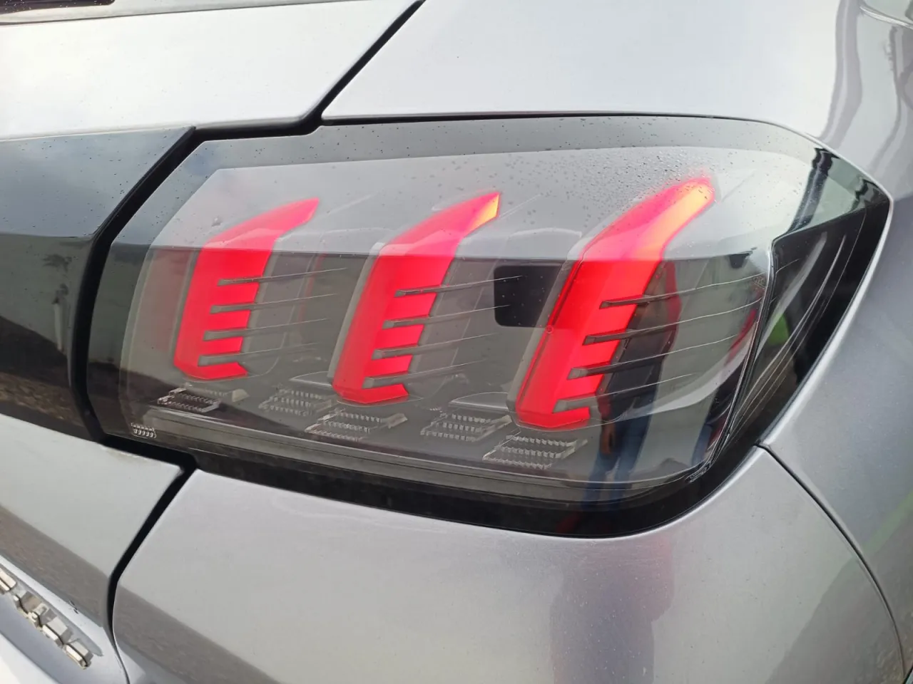Peugeot e-208 GR Cars Stand Automóvel