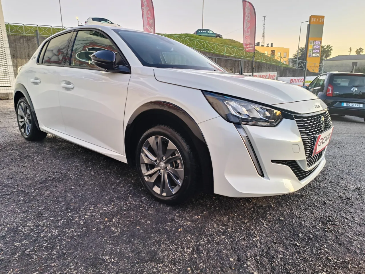 Peugeot E-208 GR Cars Stand Automóvel