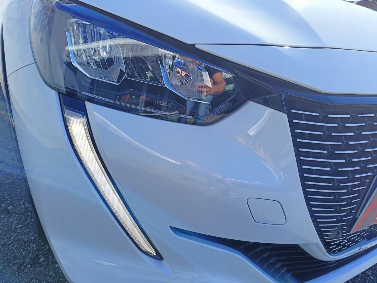 Peugeot E-208 GR Cars Stand Automóvel