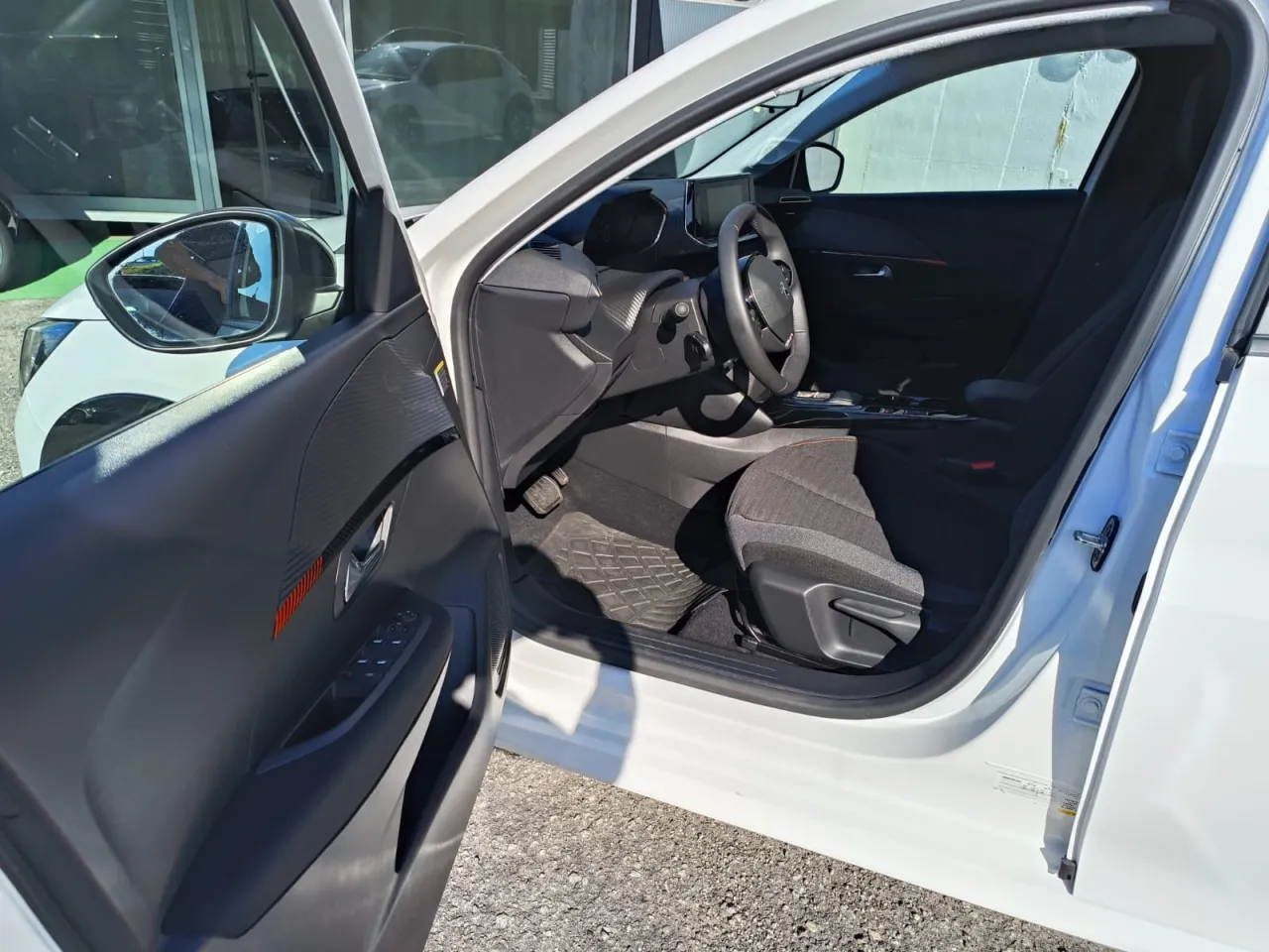 Peugeot E-208 GR Cars Stand Automóvel
