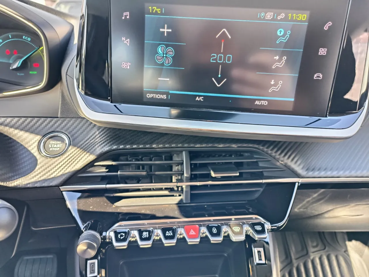 Peugeot E-208 GR Cars Stand Automóvel