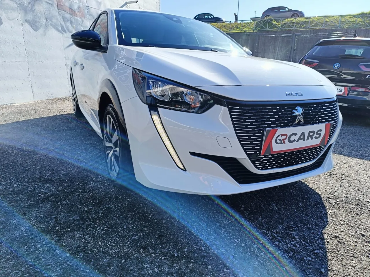 Peugeot E-208 GR Cars Stand Automóvel