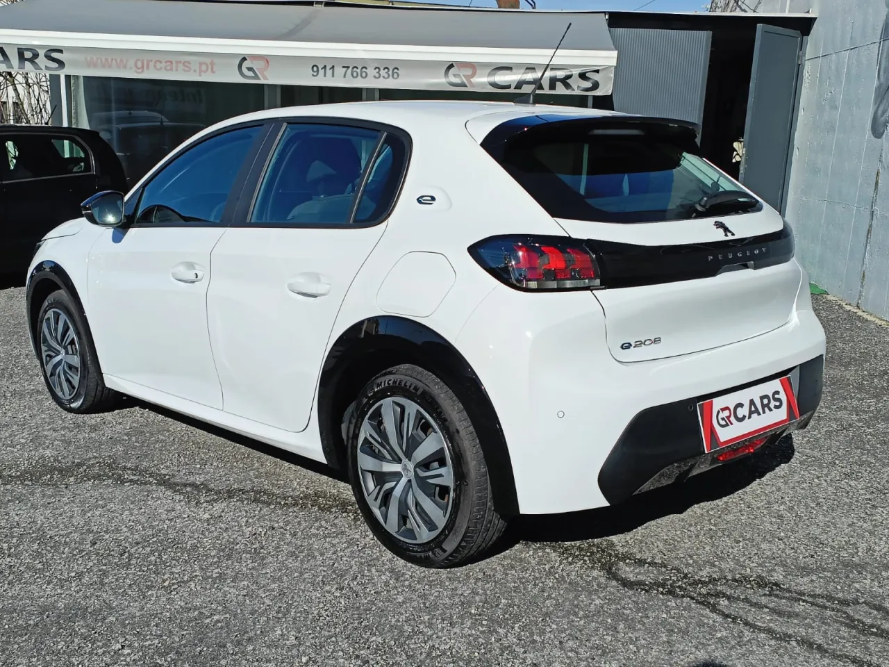 Peugeot E-208 GR Cars Stand Automóvel