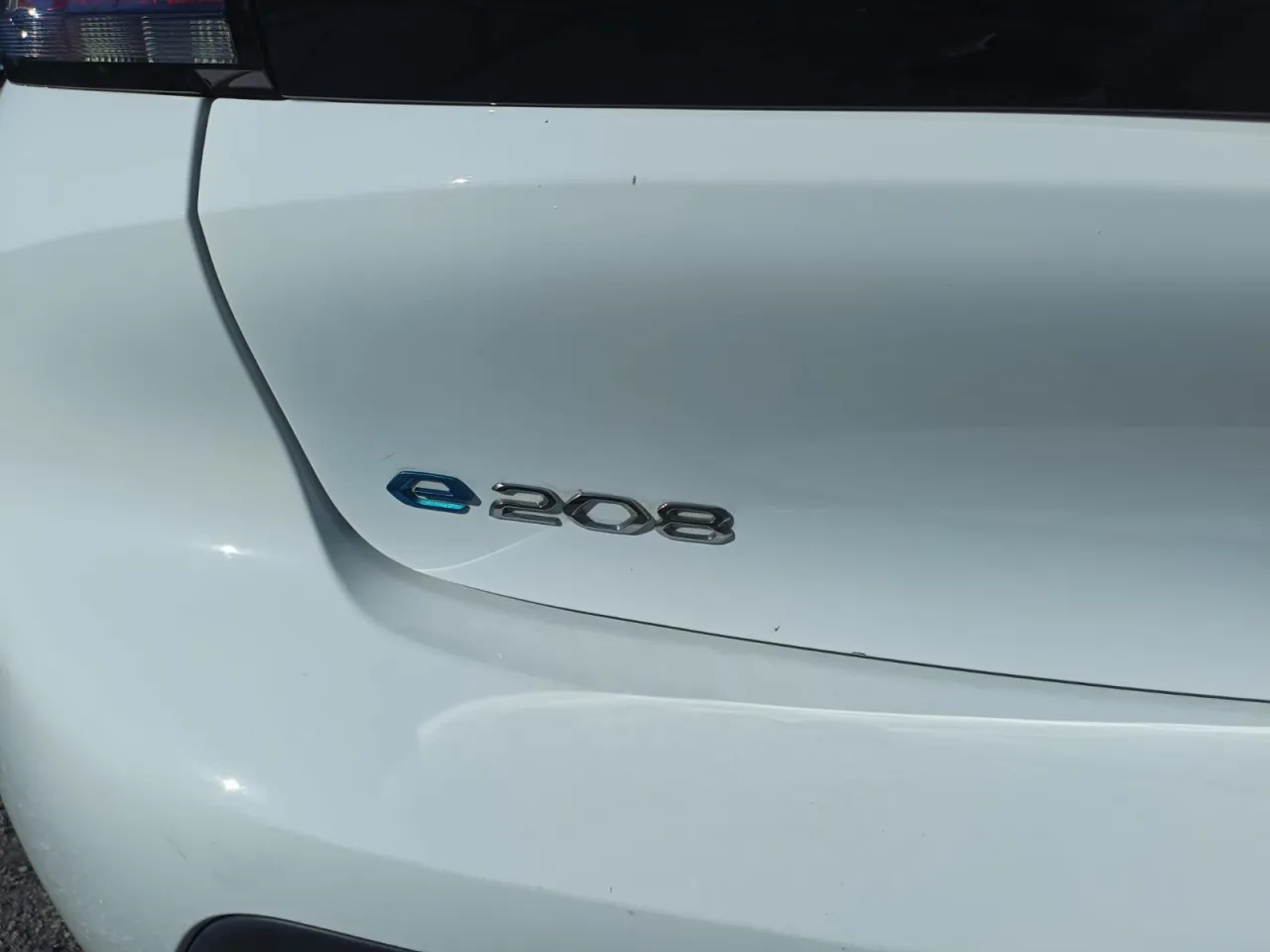 Peugeot E-208 GR Cars Stand Automóvel