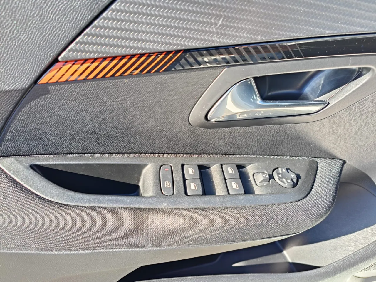 Peugeot E-208 GR Cars Stand Automóvel