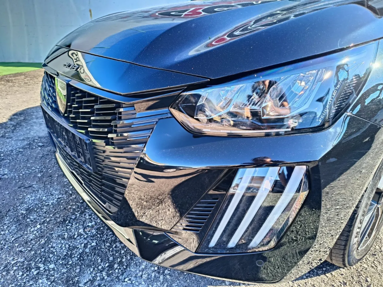 Peugeot E-208 2024 GR Cars Stand Automóvel