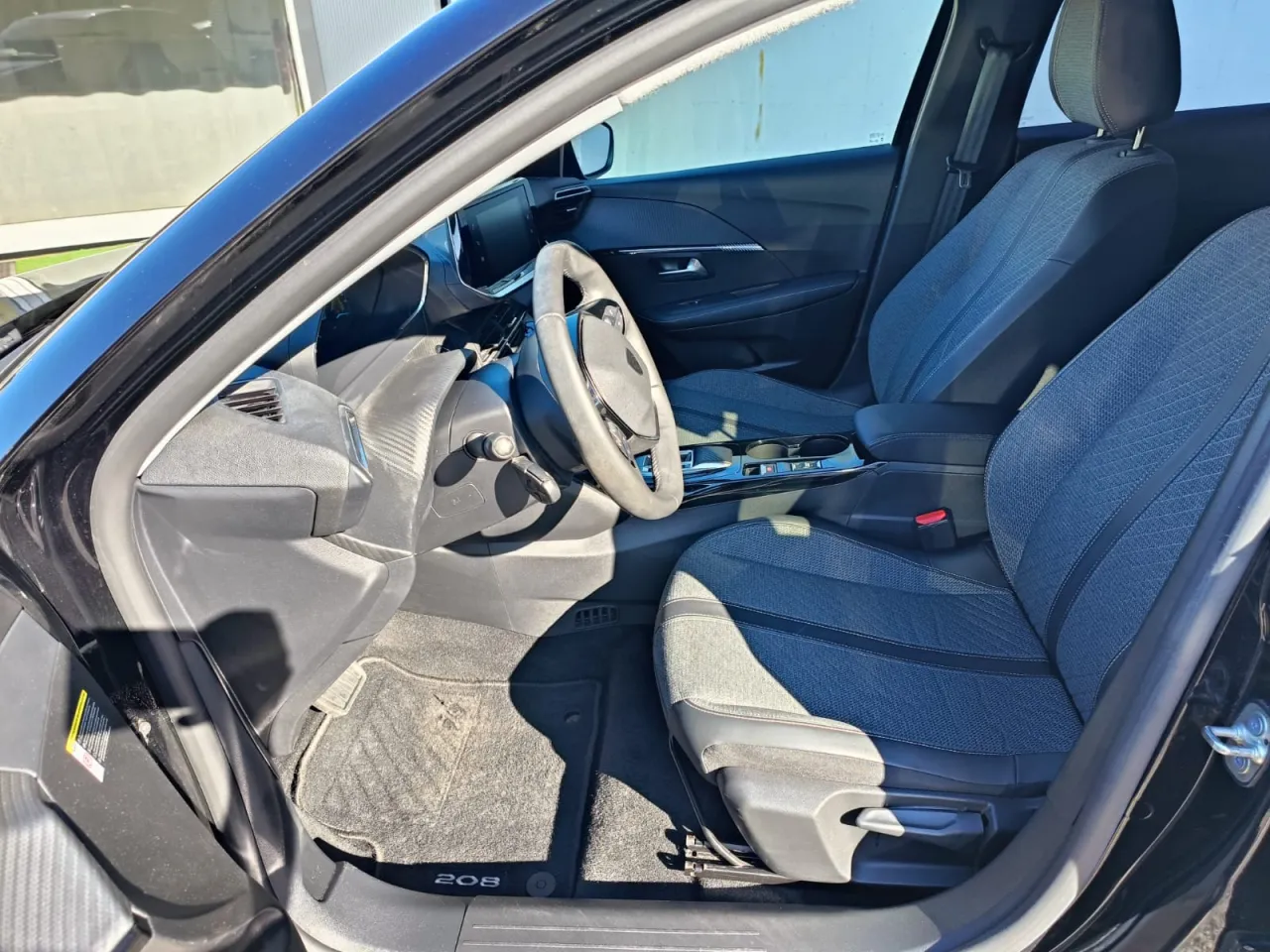 Peugeot E-208 2024 GR Cars Stand Automóvel