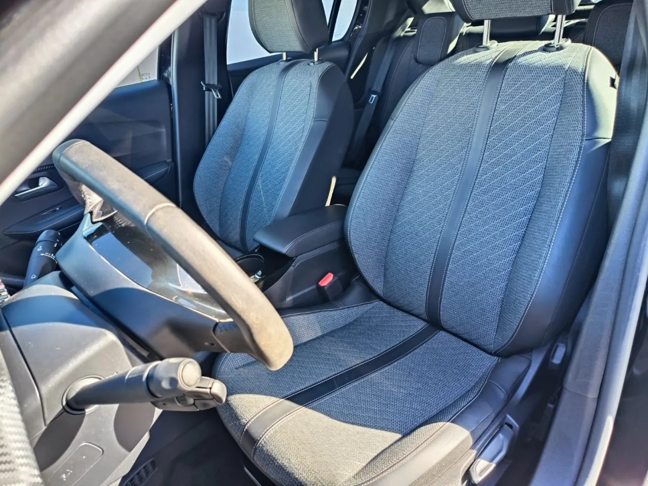 Peugeot E-208 2024 GR Cars Stand Automóvel