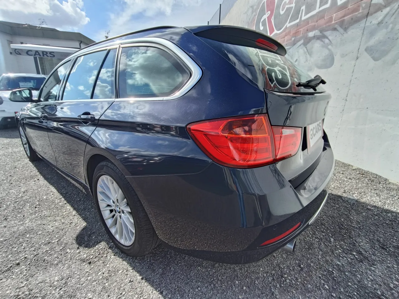 BMW 318D Luxury GR Cars Stand Automóvel