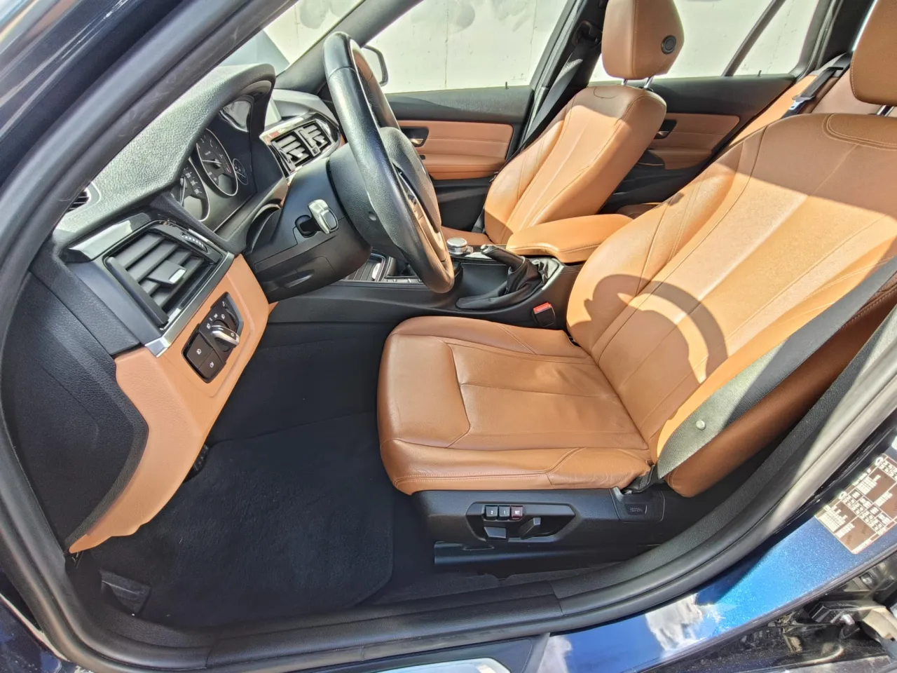 BMW 318D Luxury GR Cars Stand Automóvel