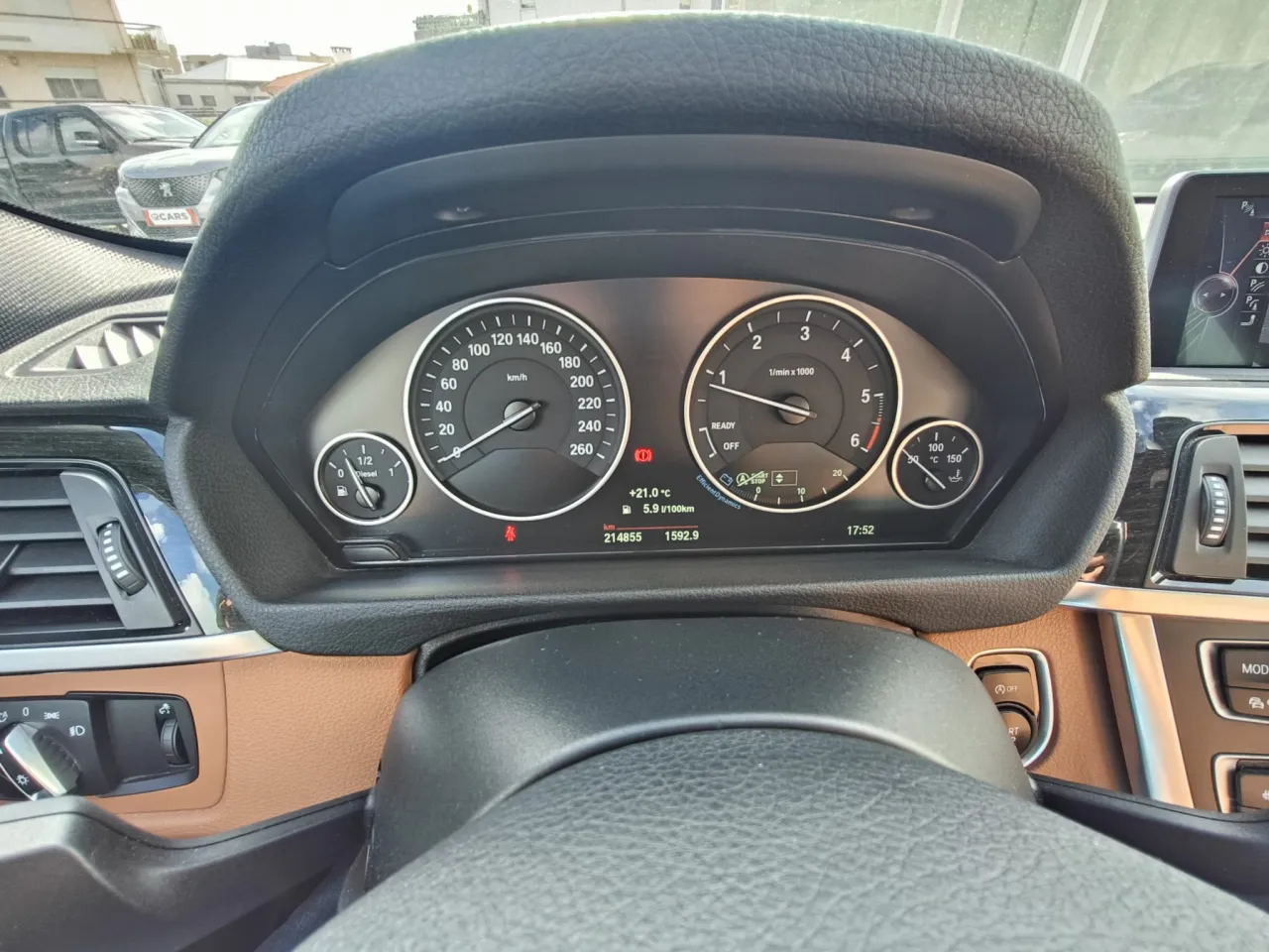BMW 318D Luxury GR Cars Stand Automóvel