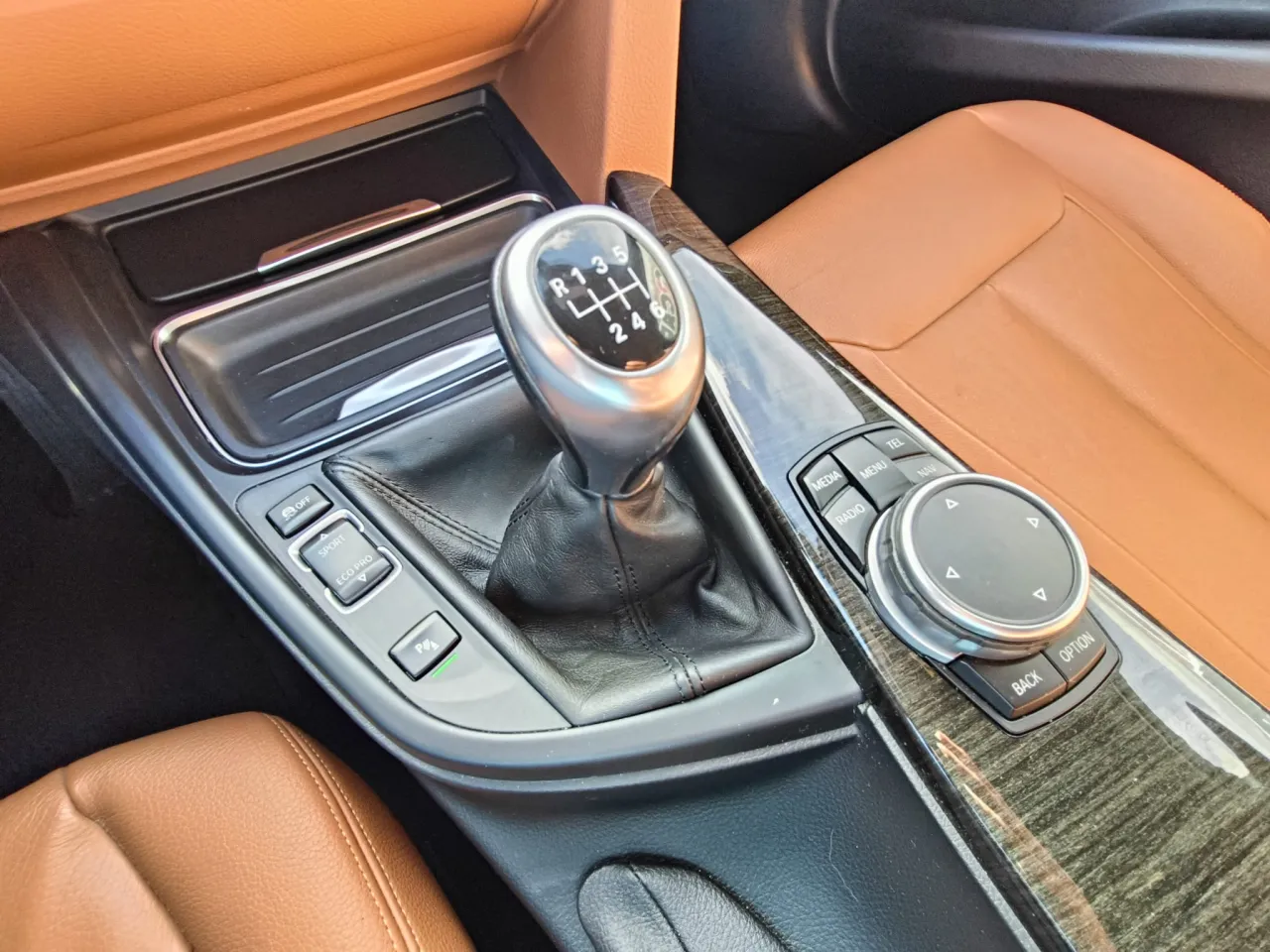 BMW 318D Luxury GR Cars Stand Automóvel