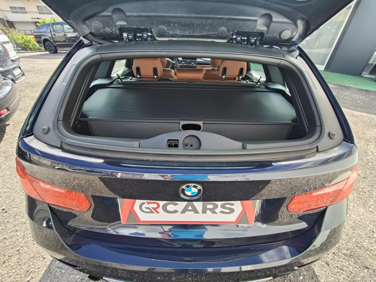 BMW 318D Luxury GR Cars Stand Automóvel