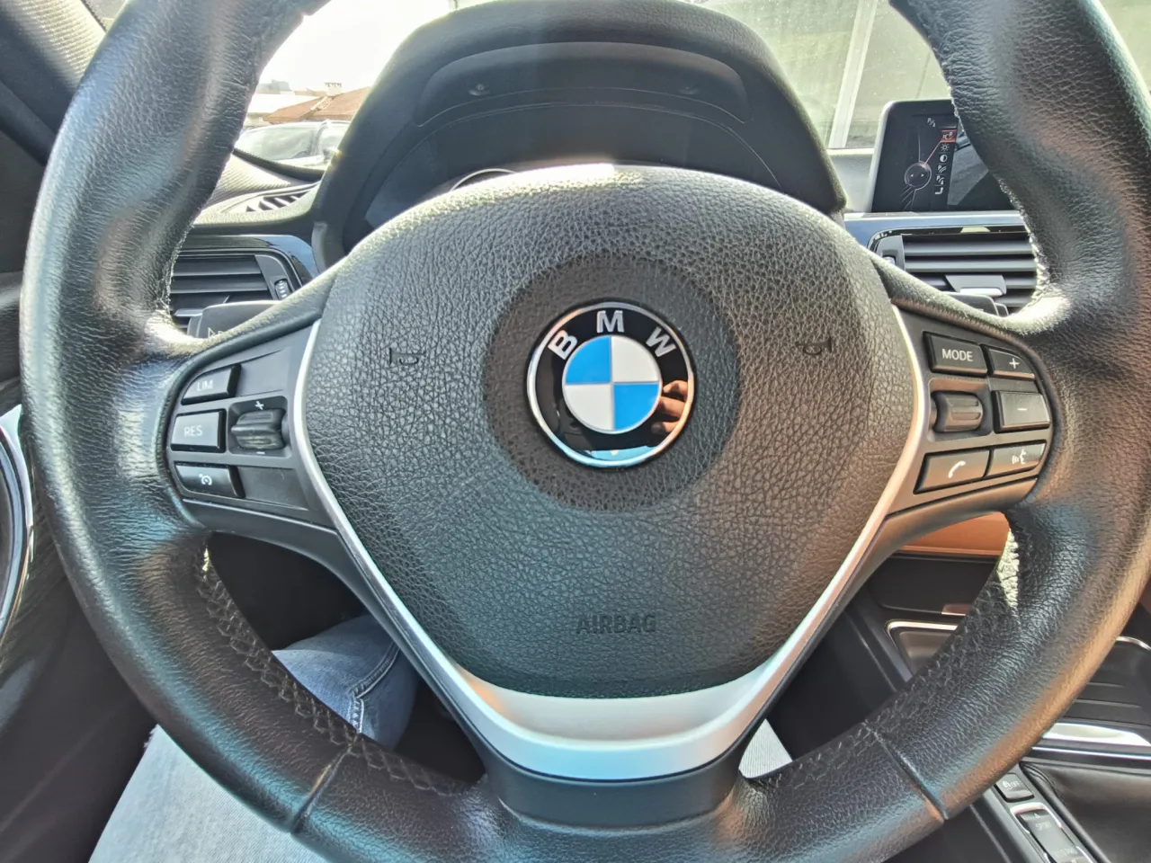 BMW 318D Luxury GR Cars Stand Automóvel