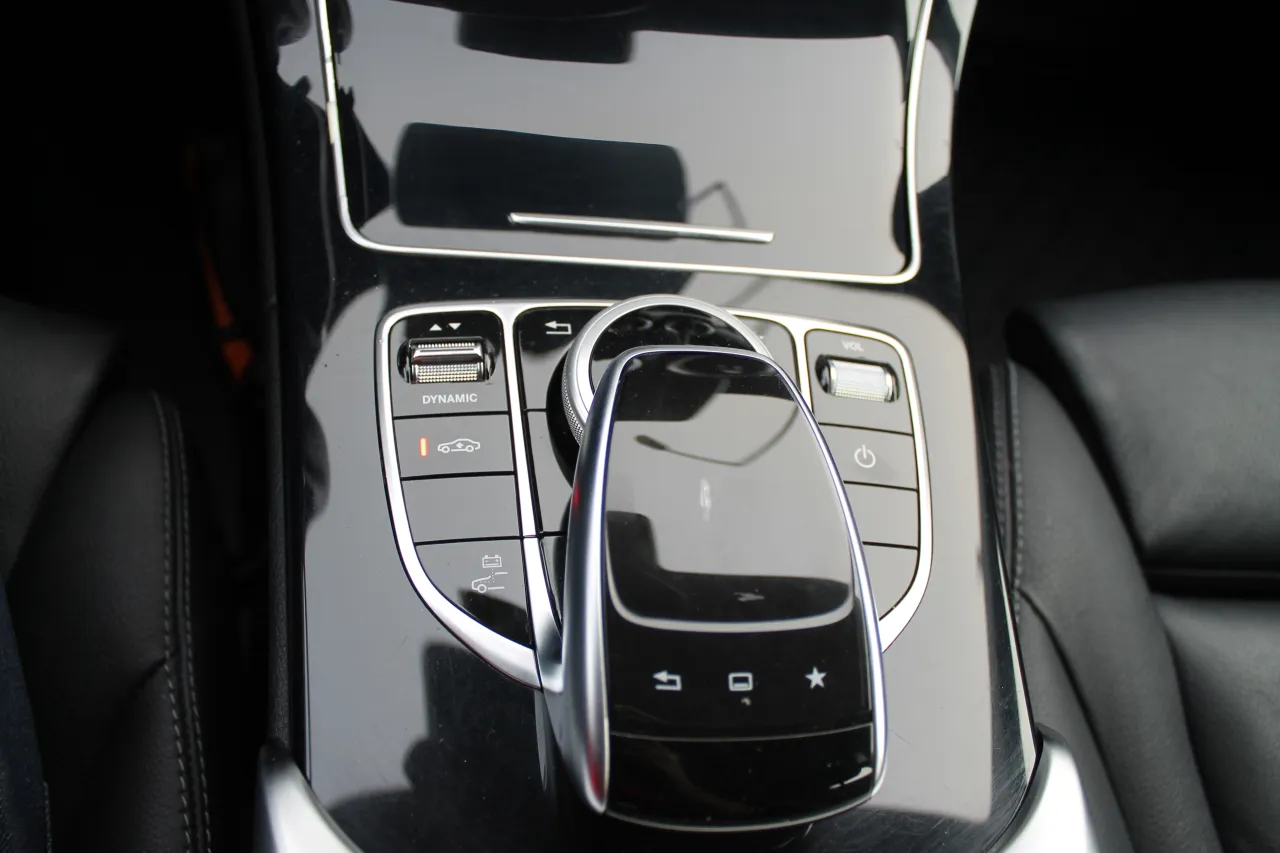 Mercedes-Benz C350E GR Cars Stand Automóvel