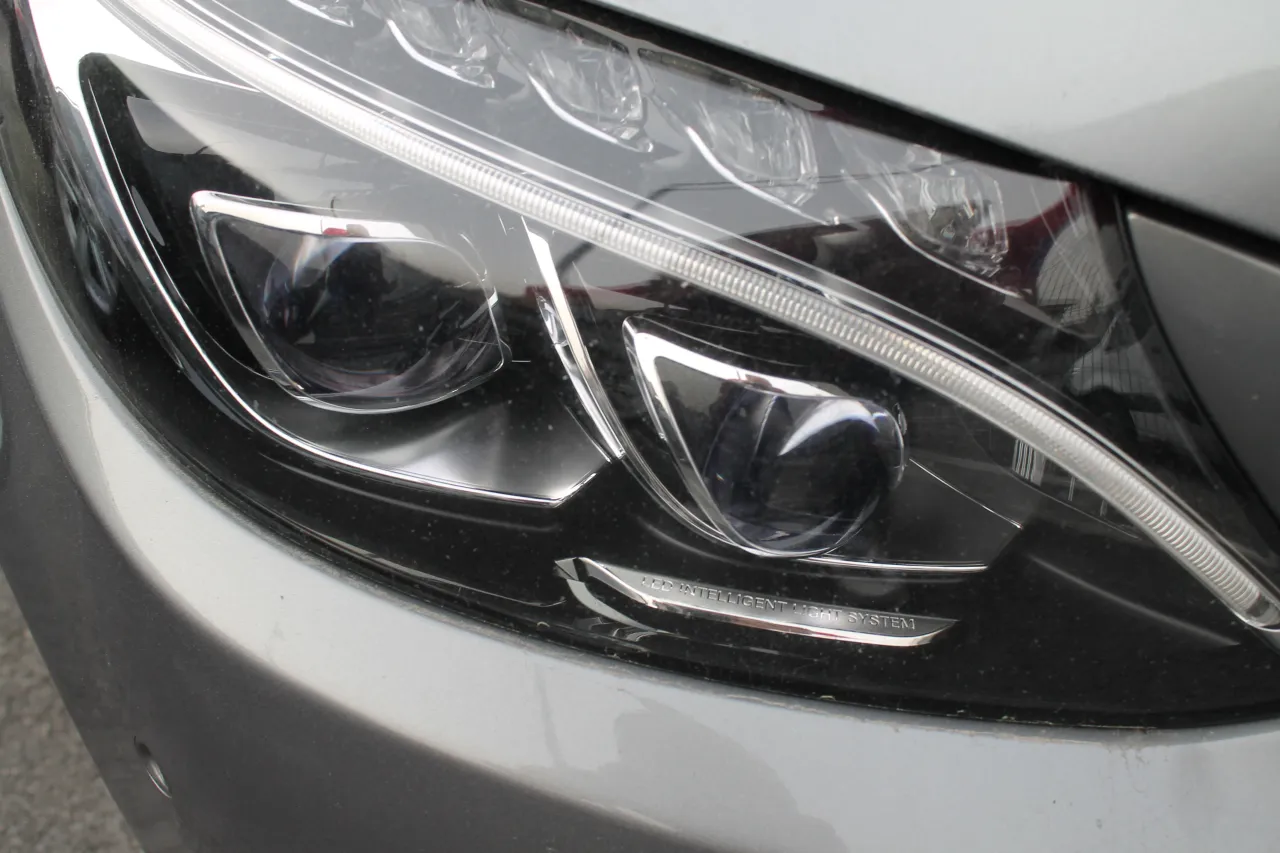 Mercedes-Benz C350E GR Cars Stand Automóvel
