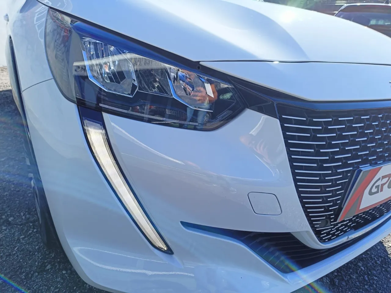 Peugeot E-208 GR Cars Stand Automóvel