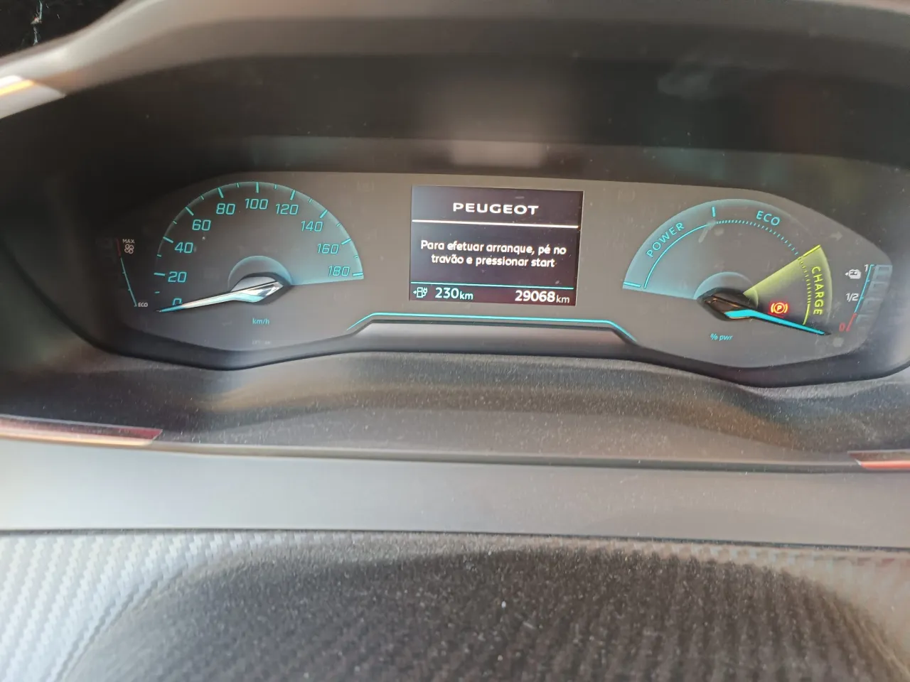Peugeot E-208 GR Cars Stand Automóvel