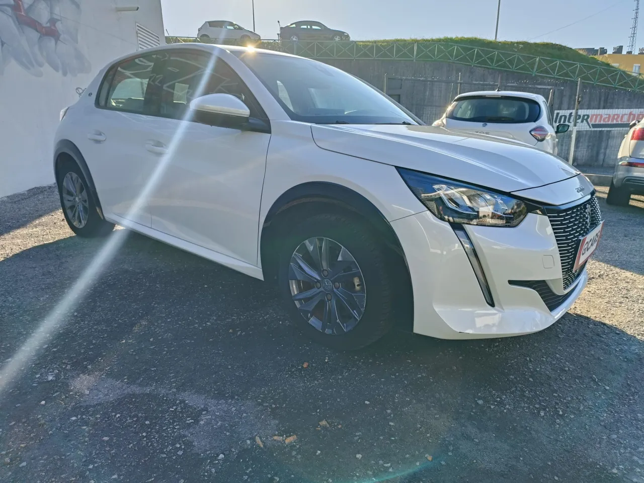 Peugeot E-208 GR Cars Stand Automóvel