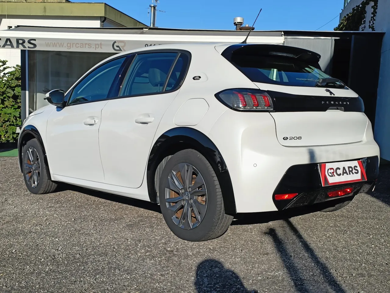 Peugeot E-208 GR Cars Stand Automóvel