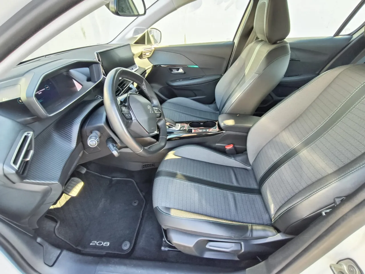 Peugeot E-208 GR Cars Stand Automóvel