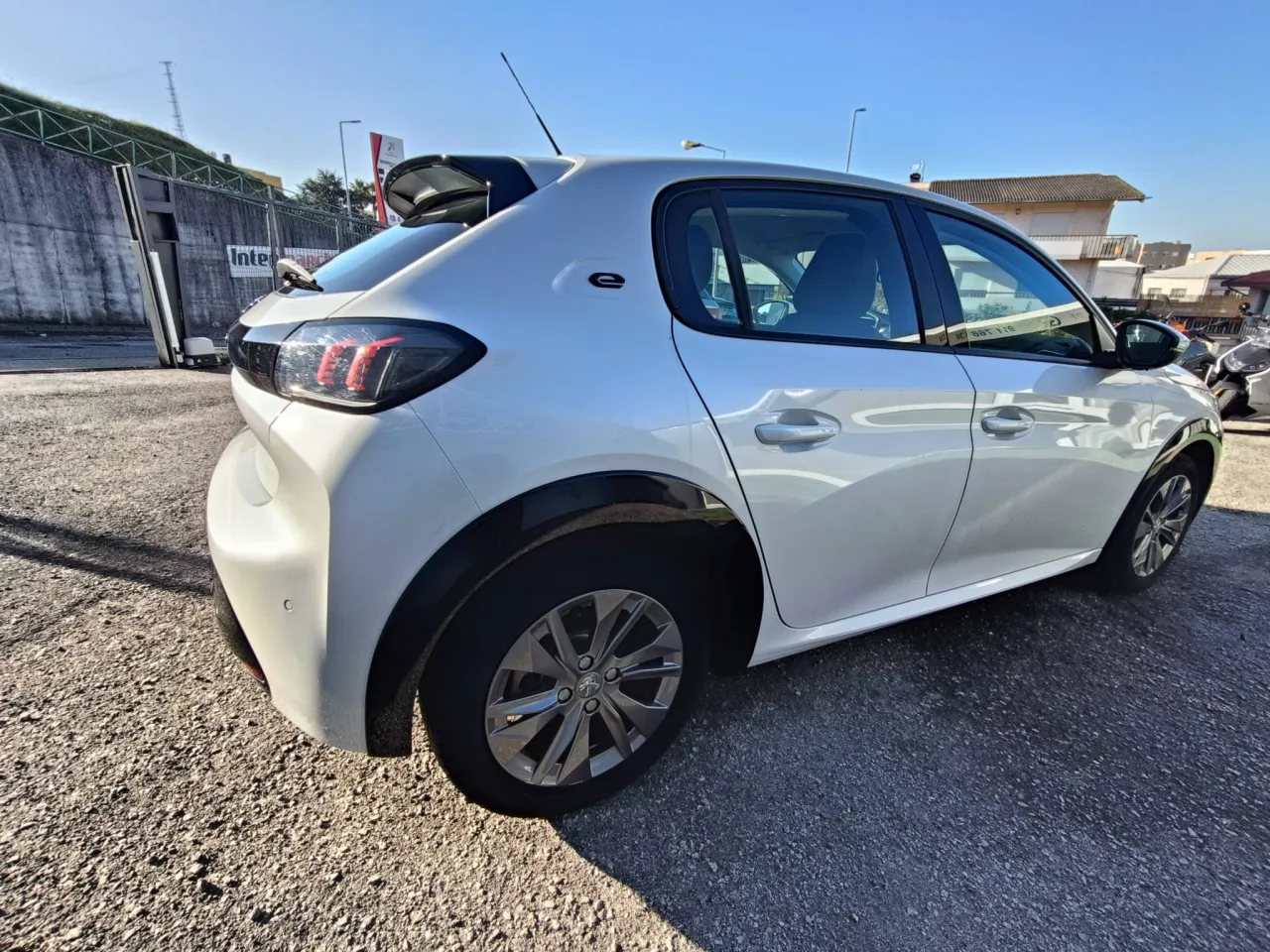 Peugeot E-208 GR Cars Stand Automóvel