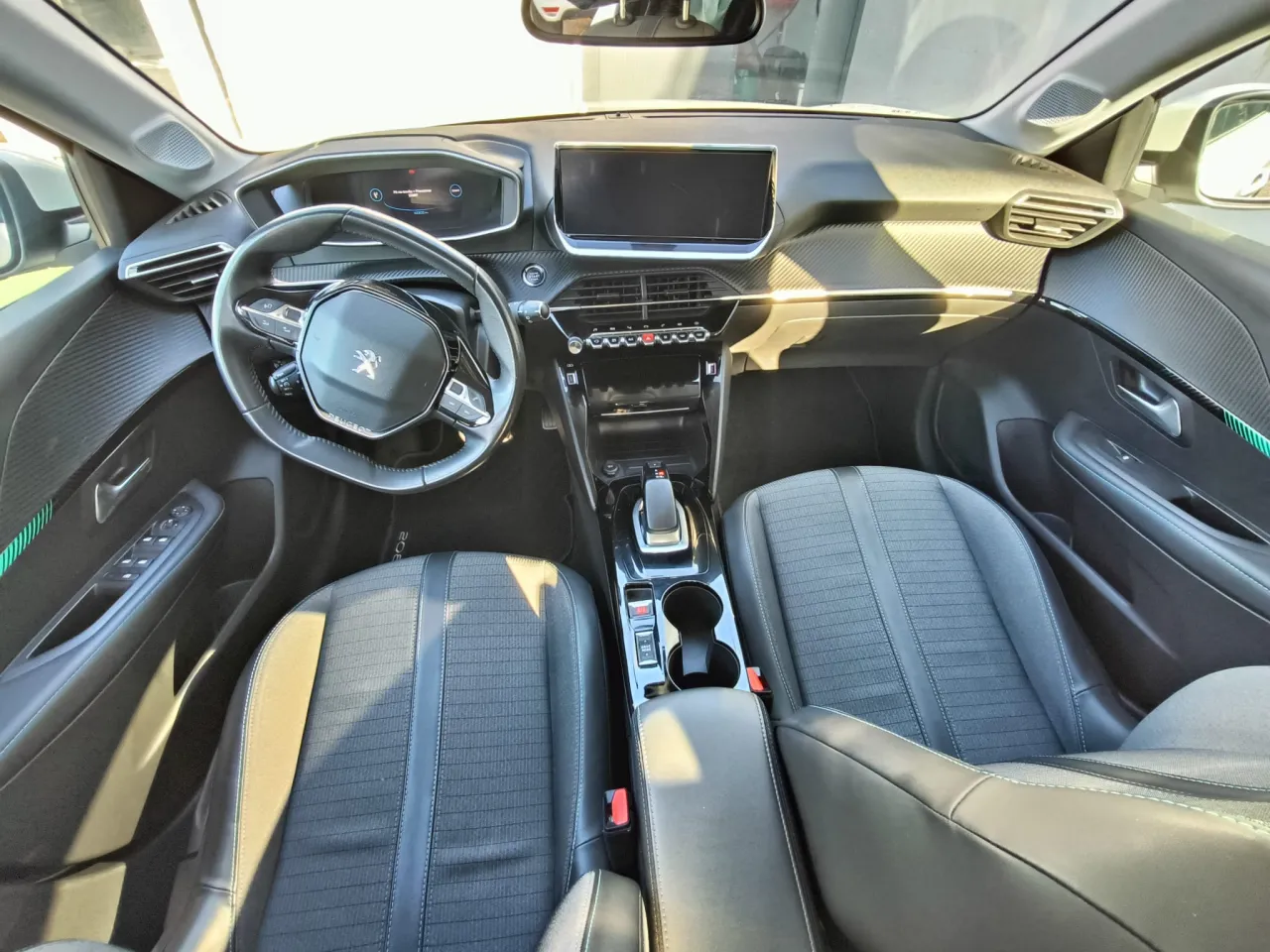 Peugeot E-208 GR Cars Stand Automóvel