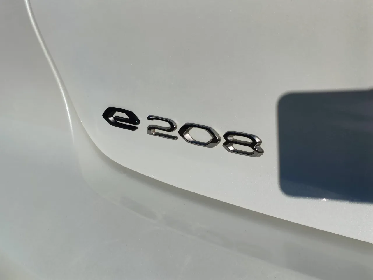 Peugeot E-208 GR Cars Stand Automóvel